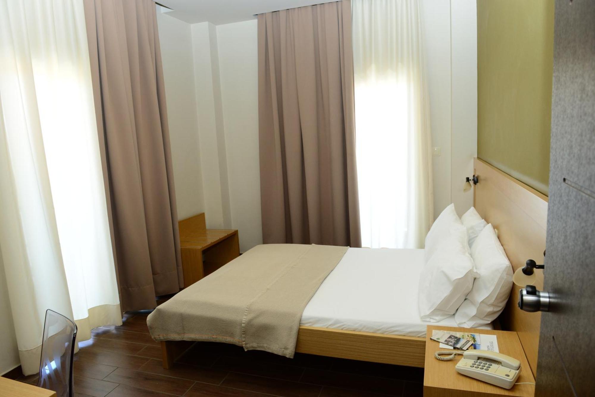 Ionion Hotel Kyparissia Quarto foto
